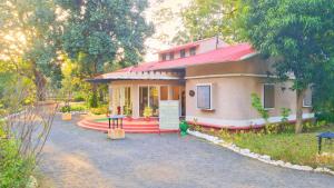 une petite maison avec un panneau devant elle dans l'établissement Bundela Bandhavgarh by Octave, à Mānpur