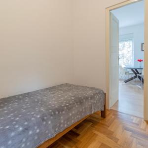 Un dormitorio con una cama y un comedor. en Vali Podolje, en Zagreb 14 fotos más