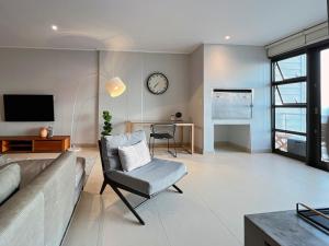 Televiisor ja/või meelelahutuskeskus majutusasutuses Seafront Condo at The Pier 17