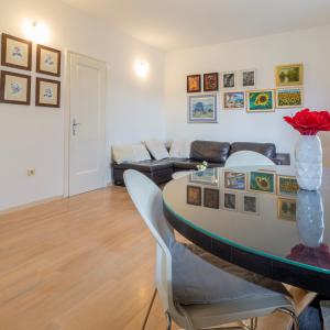 una sala de estar con una mesa y un sofá en Vali Podolje, en Zagreb
