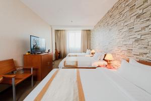 Un pat sau paturi într-o cameră la Springs Hotel Ulaanbaatar