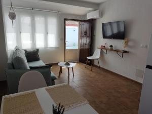 Televízia a/alebo spoločenská miestnosť v ubytovaní VILLA SANCTI PETRI