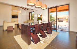 een keuken en een woonkamer met een houten tafel bij **** VILLA CASA DI FIUMU **** in Porto-Vecchio