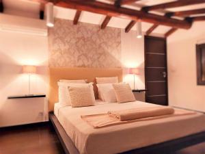 een slaapkamer met een groot bed met twee lampen bij **** VILLA CASA DI FIUMU **** in Porto-Vecchio +27 foto's