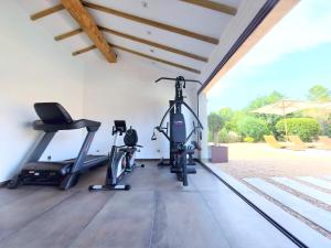 een sportschool met twee loopbanden en twee hometrainers bij **** VILLA CASA DI FIUMU **** in Porto-Vecchio