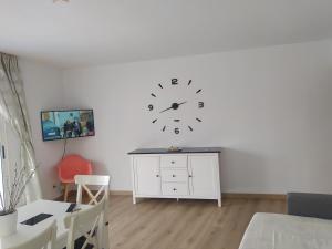 Televízia a/alebo spoločenská miestnosť v ubytovaní Apartamentos CH
