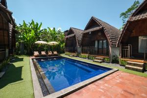 une villa avec une piscine en face d'une maison dans l'établissement Loka Loka Ubud, à Gianyar