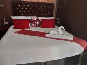Postel nebo postele na pokoji v ubytování Impovu Guest House