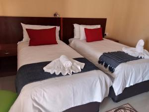 Postel nebo postele na pokoji v ubytování Impovu Guest House