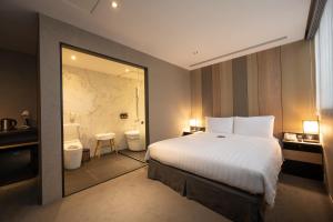 台北的住宿－台北東旅，一间酒店客房 - 带一张床和一间浴室