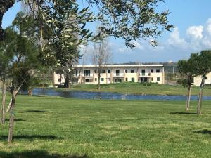 un parque con un edificio al fondo y un río en Appartamento Verde Golf en Miglianico