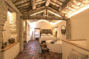 1 dormitorio con 1 cama y bañera en una habitación en Tuttomio Home&Breakfast Suite with whirlpool, en Castiglion Fiorentino