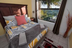 En eller flere senge i et værelse på Cowies Hill Self-catering + 43 billeder