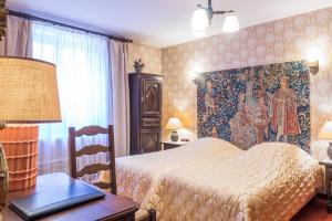 A bed or beds in a room at Hostellerie Sarrasine