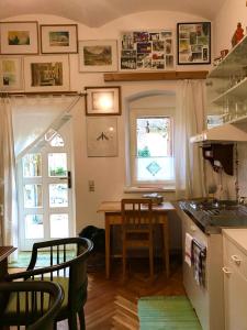 une cuisine avec une table et des chaises ainsi qu'une fenêtre dans l'établissement KUNSTOASE FÜR ROMANTIKER, à Rudersdorf