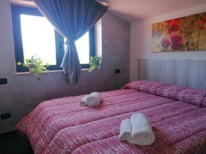1 dormitorio con 2 camas y toallas. en B&B Villa Molinari, en Campagna