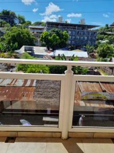 einen Blick aus dem Fenster einer Stadt in der Unterkunft Kokoloko in Ambatoloaka