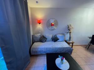 a bedroom with a bed and a table in it at La Résidence Vacances Mondésir appartement 3 étoiles in Monflanquin +35 photos