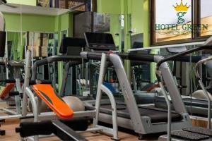 un gimnasio con filas de cintas de correr en Hotel Green en Spintex