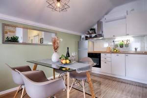 cocina con mesa y sillas en una habitación en Apartments Dubra, en Komiža
