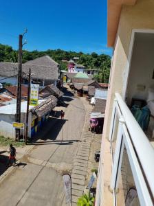 einen Blick über eine Straße in einem Dorf in der Unterkunft Kokoloko in Ambatoloaka