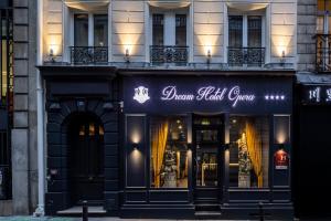 Dream Hôtel Opéra & Spa في باريس: واجهة متجر مع لافتة لمتجر فاخر