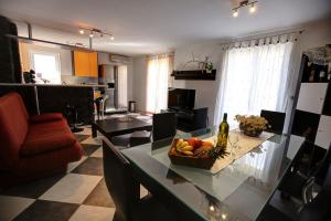 ein Wohnzimmer mit einem Tisch und einem Obstkorb in der Unterkunft Apartment Sally in Čižići