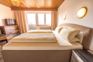 een slaapkamer met 2 bedden en een raam bij Steinbühler Hof - Stressfrei am Lande in Bad Koetzting