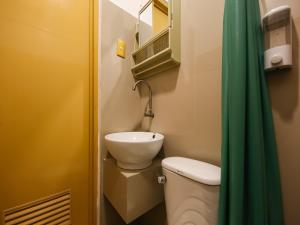 Een badkamer bij Super OYO 856 City Stay Inns Slex Makati