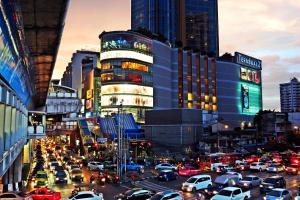 una concurrida calle de la ciudad llena de muchos coches en Baan Sukhumvit Soi 20, en Bangkok