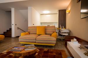 una sala de estar con un sofá y una mesa en SuperApartment, en Poiana Brasov