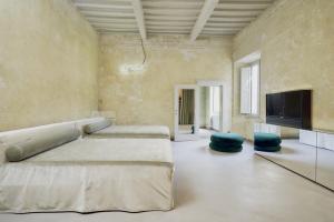 TV a/nebo společenská místnost v ubytování SUGAR ROOMS Residenza d'Epoca