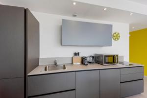 A kitchen or kitchenette at Aregai Marina Exclusive Seaside Apartments