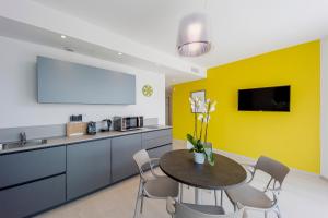 A kitchen or kitchenette at Aregai Marina Exclusive Seaside Apartments