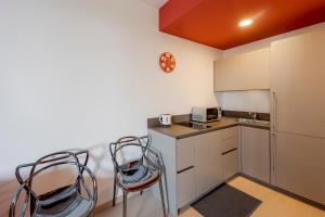 A kitchen or kitchenette at Aregai Marina Exclusive Seaside Apartments
