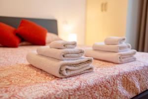 A bed or beds in a room at Aregai Marina Exclusive Seaside Apartments