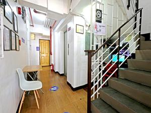 korytarz ze schodami, stołem i krzesłem w obiekcie OYO 858 City Stay Inns Bgc Nuevo w mieście Manila