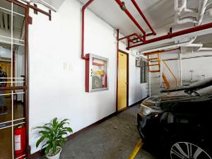 eine Garage, in der ein Auto geparkt ist in der Unterkunft OYO 858 City Stay Inns Bgc Nuevo in Manila
