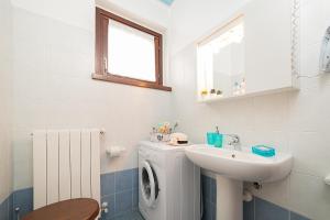 ラツィーゼにあるAPARTMENT L'ARCHETTO and VILLETTA GRUBER - Regarda Travelの洗面台と洗濯機を備えたバスルーム +52枚の写真