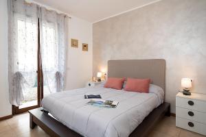 una camera con un grande letto e una finestra di APARTMENT L'ARCHETTO - Regarda Travel a Lazise