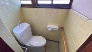 uma pequena casa de banho com um WC e uma janela em BRIDGE Share House em Shimonoseki