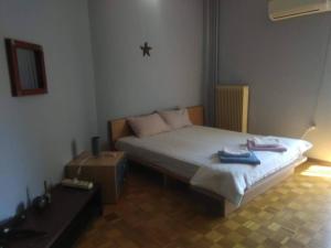 1 dormitorio con 1 cama con 2 toallas en Square 2, en Komotiní