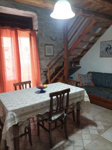 jadalnia ze stołem, krzesłami i kanapą w obiekcie Piccola Azzurra w mieście Comiso