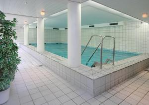 a large swimming pool in a building at Strandresidenz Timmendorfer Strand Strandresidenz Appartement 101 in Timmendorfer Strand