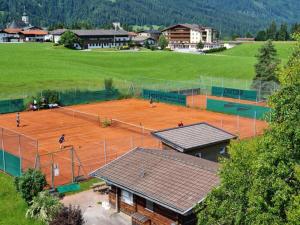 una vista aerea su un campo da tennis con persone sopra di Pension Schusterhof a Itter