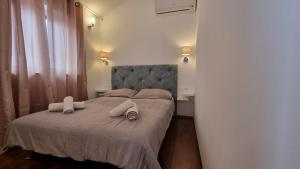 ein Schlafzimmer mit einem Bett mit Handtüchern darauf in der Unterkunft Holiday Home Gabi in Rogoznica + 61 Fotos