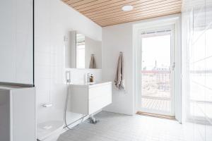 Fotografie z fotogalerie ubytování Spacious 2BR Apartment with Sauna & Two Balconies next to Lake Näsijärvi - Hosted by 2ndhomes v destinaci Tampere