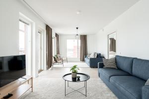 Posezení v ubytování Spacious 2BR Apartment with Sauna & Two Balconies next to Lake Näsijärvi - Hosted by 2ndhomes