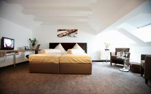 Ein Bett oder Betten in einem Zimmer der Unterkunft Hotel Am Hirschhorn - Wellness - Spa - and more