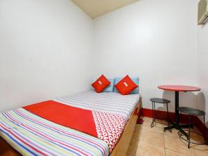 A bed or beds in a room at OYO 854 Busline Apartelle